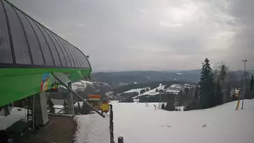 Widok na stok narciarski i kolej z górnej stacji kompleksu Słotwiny Arena w Krynicy