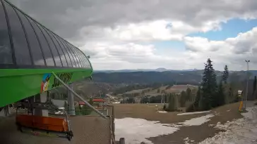 Widok na stok narciarski i kolej z górnej stacji kompleksu Słotwiny Arena w Krynicy