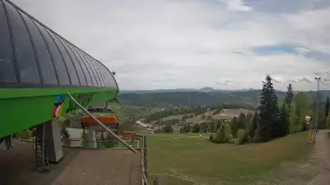 Widok na stok narciarski i kolej z górnej stacji kompleksu Słotwiny Arena w Krynicy