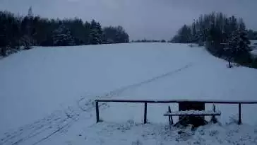 Widok na dolną część stoku w stacji narciarskiej Smerkowiec