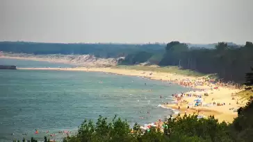 Mielno-Unieście to jeden z najbardziej urokliwych zakątków wybrzeża, gdzie szeroka, złocista plaża spotyka się z leczniczym mikroklimatem. Widok z kamery zainstalowanej na Instytucie Zdrowia Sofra w Mielnie