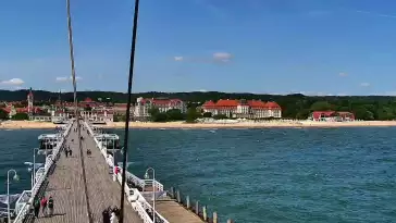 Kamera a z niej obraz na drewniane molo w Sopocie.