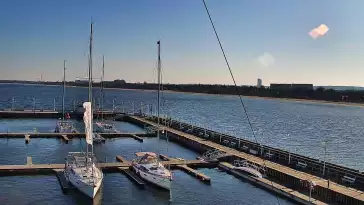 Kamera a z niej obraz na drewniane molo w Sopocie.