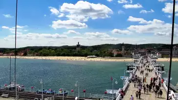 Kamera a z niej obraz na drewniane molo w Sopocie.