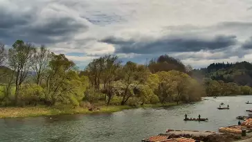 Szczawnica i widok na Dunajec i tratwy flisaków.