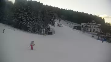 taśma narciarska przy wyciągu na stacji narciarskiej w Spytkowicach