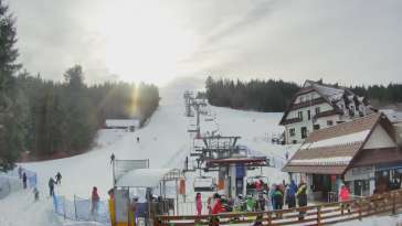 Widok z dolnej stacji w Ośrodku narciarskim w Spytkowicach w powiecie nowotarskim