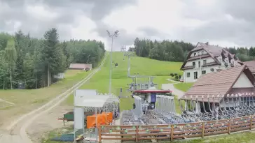Widok z dolnej stacji w Ośrodku narciarskim w Spytkowicach w powiecie nowotarskim