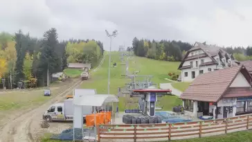 Widok z dolnej stacji w Ośrodku narciarskim w Spytkowicach w powiecie nowotarskim