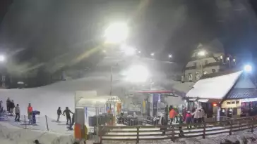 Widok z dolnej stacji w Ośrodku narciarskim w Spytkowicach w powiecie nowotarskim