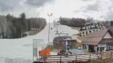 Widok z dolnej stacji w Ośrodku narciarskim w Spytkowicach w powiecie nowotarskim
