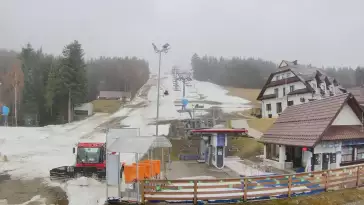 Widok z dolnej stacji w Ośrodku narciarskim w Spytkowicach w powiecie nowotarskim