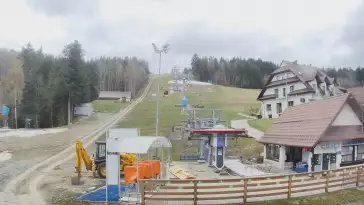 Widok z dolnej stacji w Ośrodku narciarskim w Spytkowicach w powiecie nowotarskim