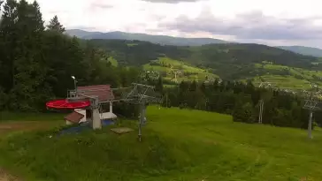 Widok na nowoczesną kolej krzesełkową i orczyk oraz część tras narciarskich