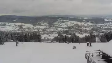 Widok na nowoczesną kolej krzesełkową i orczyk oraz część tras narciarskich