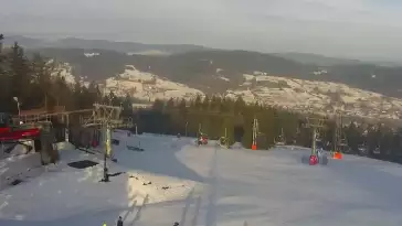 Widok na nowoczesną kolej krzesełkową i orczyk oraz część tras narciarskich