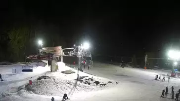 Widok na nowoczesną kolej krzesełkową i orczyk oraz część tras narciarskich