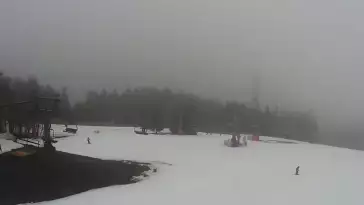 Widok na nowoczesną kolej krzesełkową i orczyk oraz część tras narciarskich