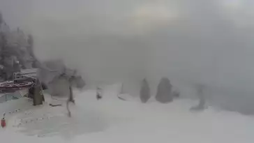 Widok na nowoczesną kolej krzesełkową i orczyk oraz część tras narciarskich