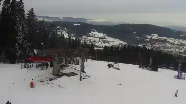 Widok na nowoczesną kolej krzesełkową i orczyk oraz część tras narciarskich