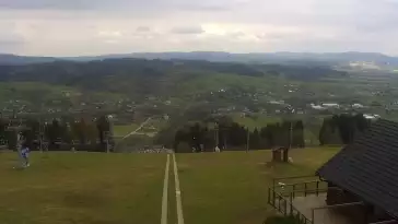 Widok na nowoczesną kolej krzesełkową i orczyk oraz część tras narciarskich