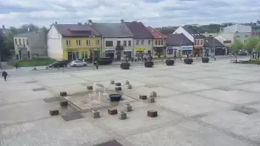 Kamera w centrum Starachowic z widokiem na odnowiony rynek.