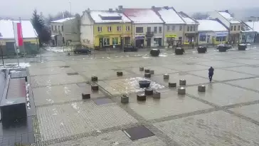 Kamera w centrum Starachowic z widokiem na odnowiony rynek.