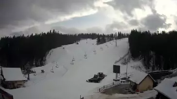 Widok z Kamery na dolną stację narciarską