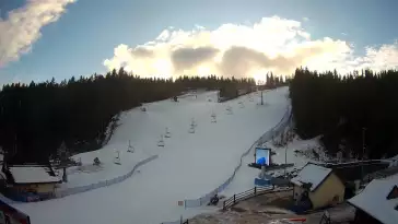 Widok z Kamery na dolną stację narciarską