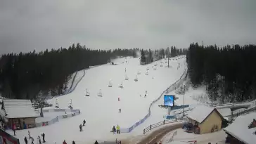 Widok z Kamery na dolną stację narciarską