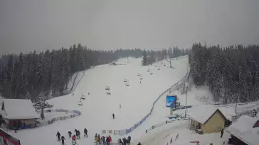 Widok z Kamery na dolną stację narciarską