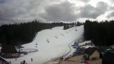 Widok z Kamery na dolną stację narciarską