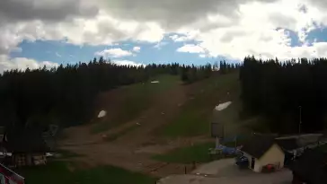 Widok z Kamery na dolną stację narciarską