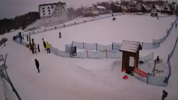 Widok z Kamery na szkółkę narciarską Ski Suche