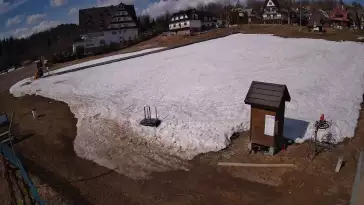 Widok z Kamery na szkółkę narciarską Ski Suche