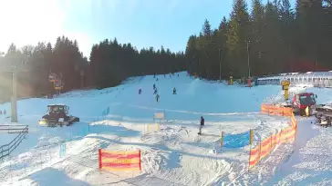 Idealne miejsce dla narciarzy i snowboardzistów. Czynne cały rok. Oglądaj live