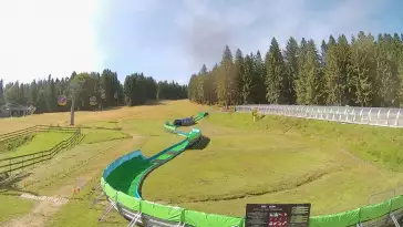 Idealne miejsce dla narciarzy i snowboardzistów. Czynne cały rok. Oglądaj live