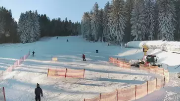 Idealne miejsce dla narciarzy i snowboardzistów. Czynne cały rok. Oglądaj live