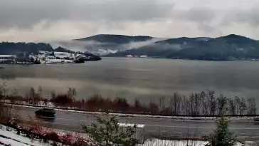 Widok na zaporę wodną i utworzone Jezioro Mucharskie