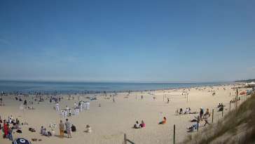 Kamera na plażę w Świnoujściu na żywo przepływające promy.