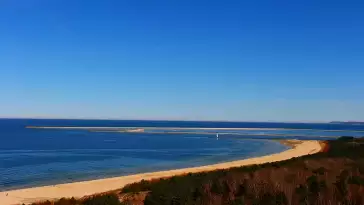 Kamery nad morzem na szeroką plażę i falochrony w Świnoujściu.