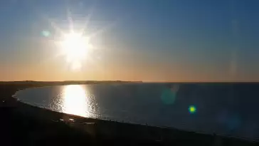 Kamery nad morzem na szeroką plażę i falochrony w Świnoujściu.
