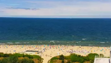 Kamery nad morzem na szeroką plażę i falochrony w Świnoujściu.