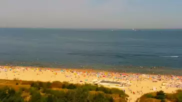 Kamery nad morzem na szeroką plażę i falochrony w Świnoujściu.