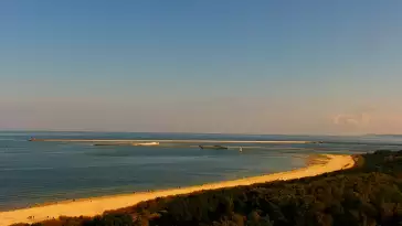 Kamery nad morzem na szeroką plażę i falochrony w Świnoujściu.
