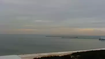 Kamery nad morzem na szeroką plażę i falochrony w Świnoujściu.