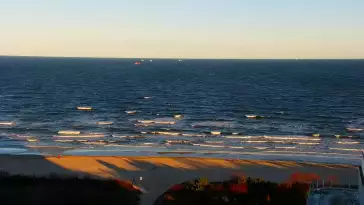 Kamery nad morzem na szeroką plażę i falochrony w Świnoujściu.