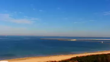 Kamery nad morzem na szeroką plażę i falochrony w Świnoujściu.