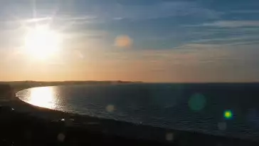 Kamery nad morzem na szeroką plażę i falochrony w Świnoujściu.
