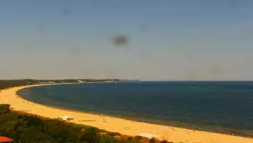 Kamery nad morzem na szeroką plażę i falochrony w Świnoujściu.